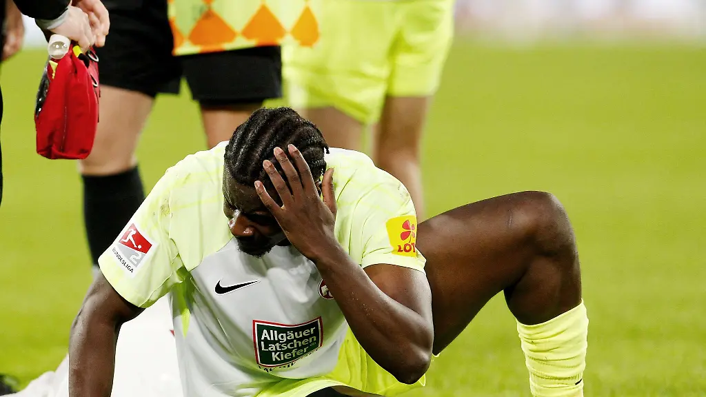 Kaiserslauterns-Ragnar-Ache-wurde-von-einer-Plastikflasche-am-Kopf-getroffen