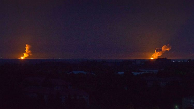 Am Morgen des 1. Juni sind bei Lwiw Feuer zu sehen, wo zuvor russische Raketen einschlugen. 