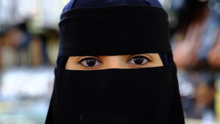 Das Tragen eines Niqab ist an Hamburger Schulen untersagt. 