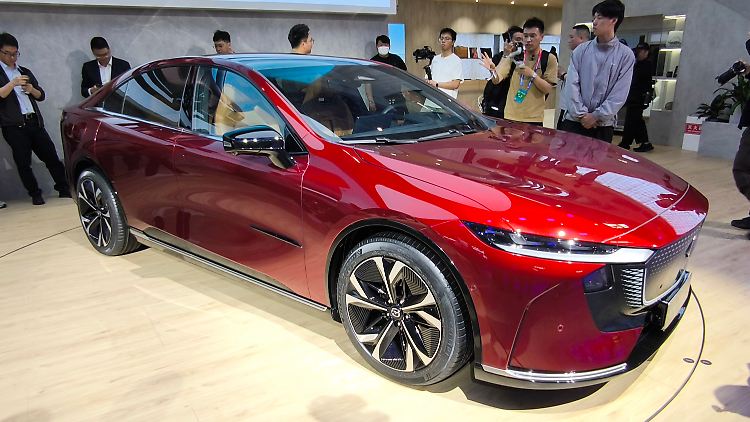 Der EZ-6 kommt als elektrische Limousine.