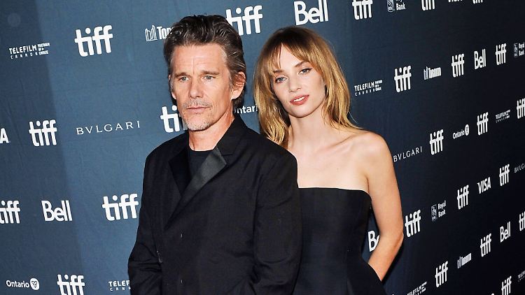 Ethan Hawke ist stolz darauf, ein "Nepo-Dad" für Tochter Maya zu sein.