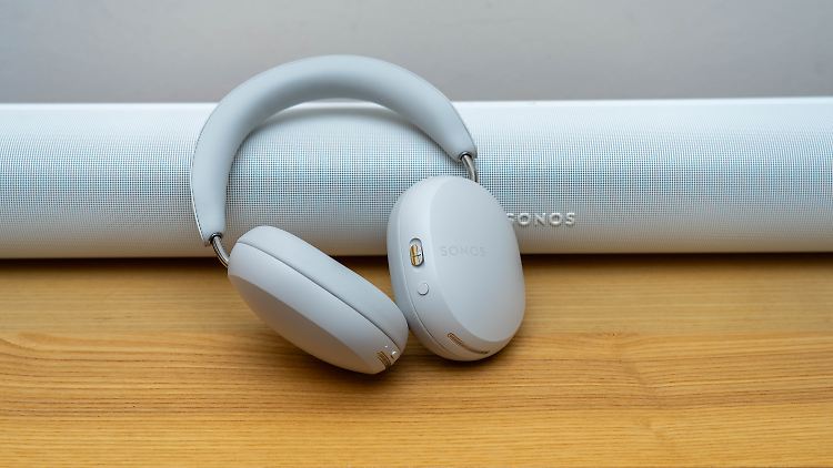 Der Sonos Ace geht mit einer Sonos Arc eine besondere Beziehung ein.