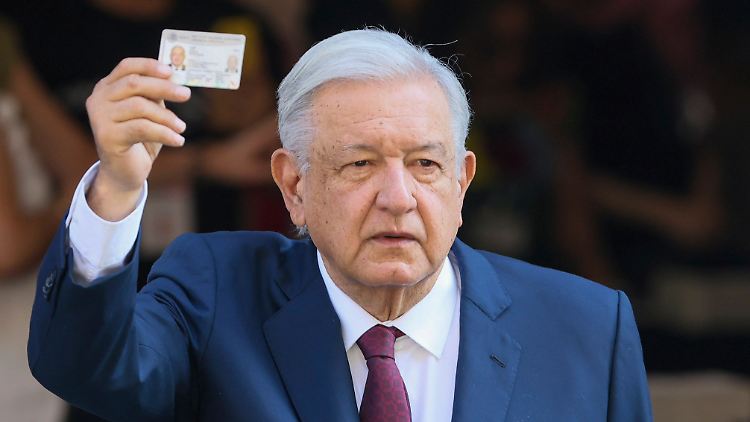 Der scheidende Präsident Andrés Manuel López Obrador zeigt nach seiner Stimmabgabe seinen Ausweis.