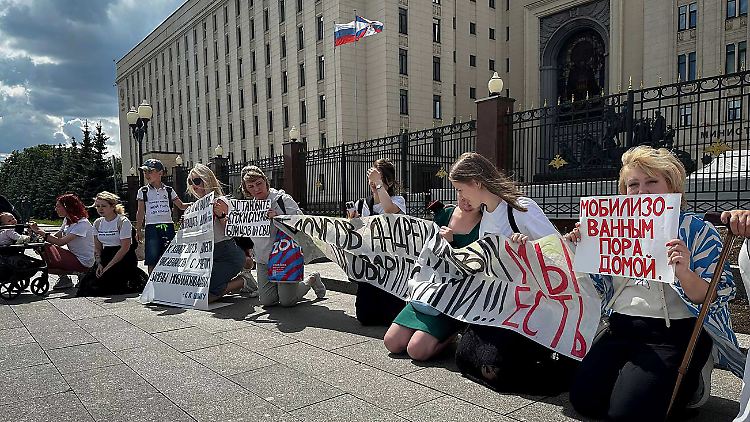 Demonstrantinnen vor dem Verteidigungsministerium in Moskau. 
