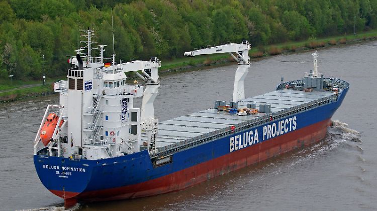 Der MehrzweckfrachterBeluga Nomination fährt durch den Nord-Ostsee Kanal. Piraten haben vor Somalia das deutsche Handelsschiff gekapert.