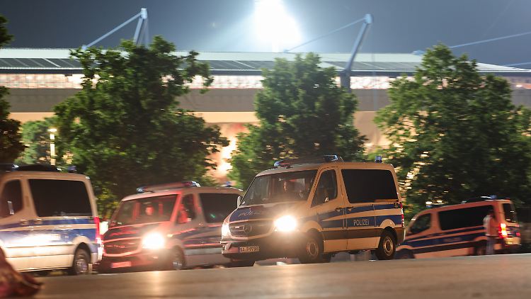 Die Polizei ist bei Fußballspielen immer im Einsatz. Häufig mit Großaufgeboten.