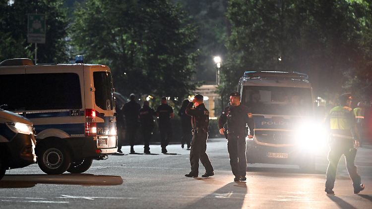 Die Polizei war mit vielen Beamten am Stadion.