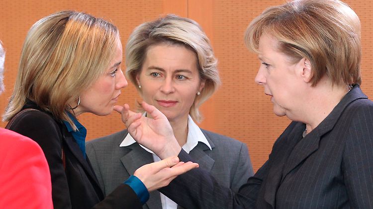 Diese drei Frauen haben es auch ohne Quote geschafft: Schröder, von der Leyen und Merkel (von links nach rechts).