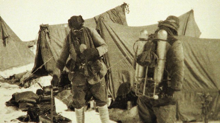 Dieses Bild ist das letzte, das von George Mallory und seinem Partner Andrew Irvine entstand, bevor sie den Aufstieg begannen und nie wieder gesehen wurden.
