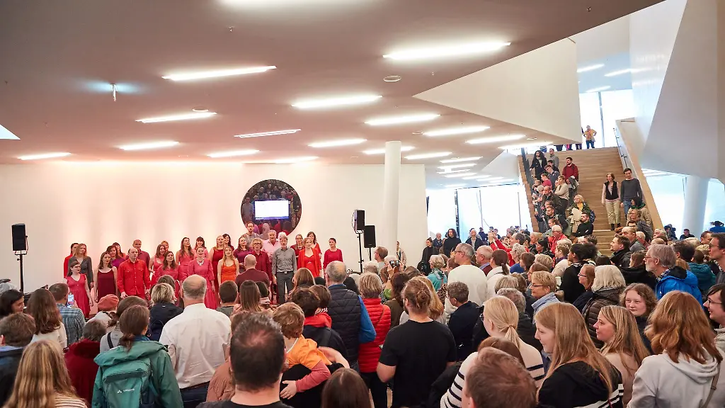 Der-Chor-Hamburg-Voices-steht-am-Tag-der-offenen-Tuer-in-der-Elbphilharmonie-auf-einer-Buehne-im-Foyer