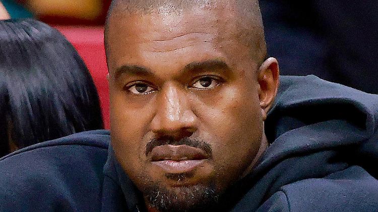 Kanye Wests ehemalige Assistentin wirft ihm sexuelle Belästigung vor.