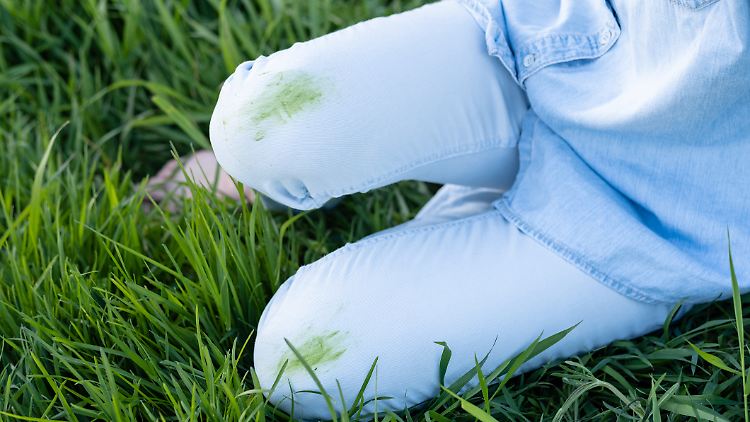 Jetzt aber schnell! Sollen unschöne Grasflecken nicht dauerhaft auf der Hose bleiben, ist es wichtig, direkt erste Maßnahmen zu ergreifen.
