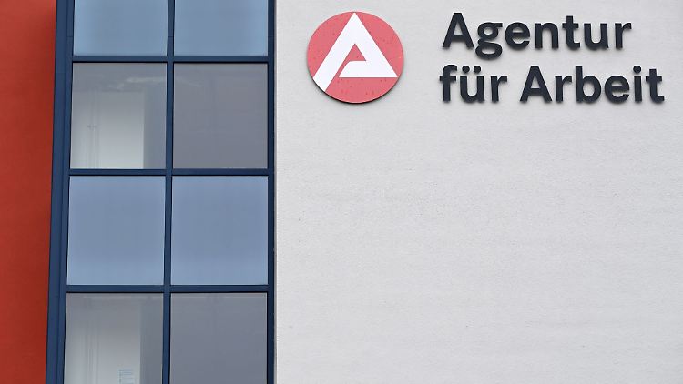 "Agentur für Arbeit" steht an der Fassade eines Jobcenters.