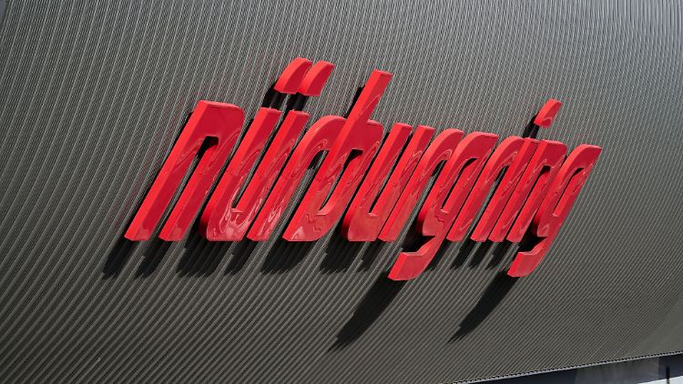 Der Schriftzug "nürburgring" ist an einem der Gebäude zu Lesen.