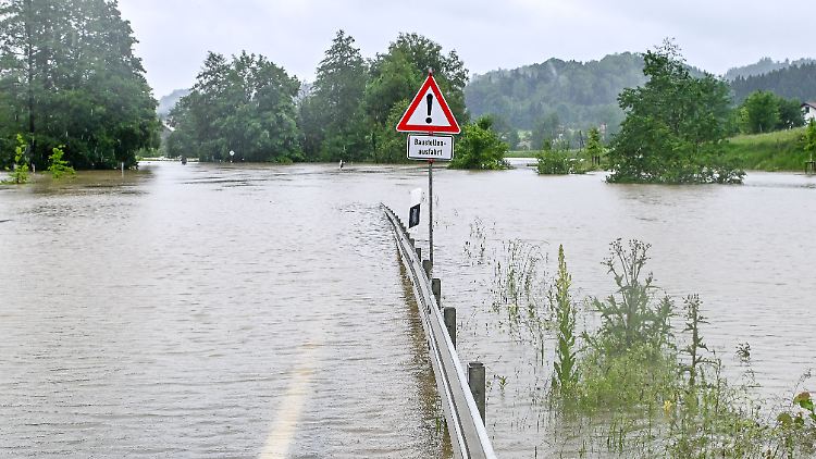 Im bayerischen Hochwassergebiet sind viele Straßen geflutet.