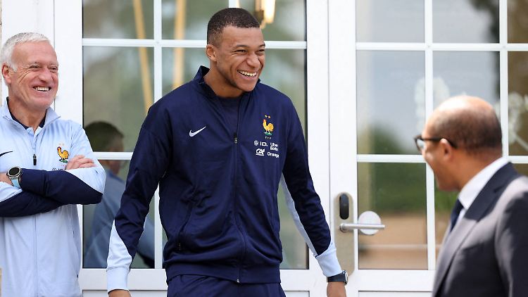 Während Mbappé bei der Nationalmannschaft weilt, gibt Real seinen Transfer bekannt. Da hat der Franzose gut lachen.