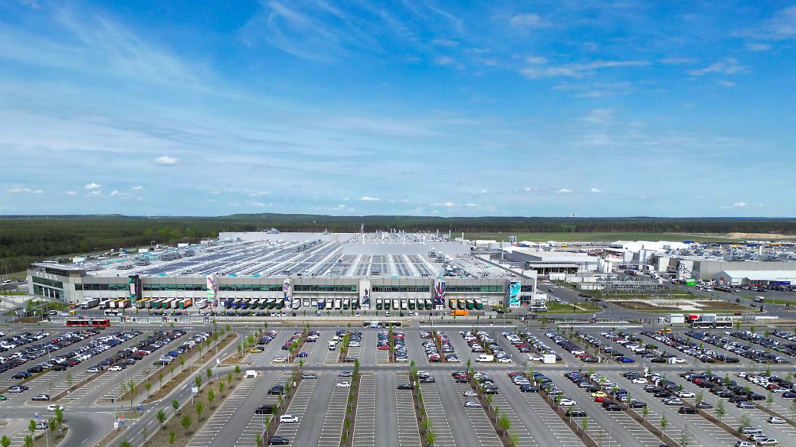 Blick auf das Tesla-Werk in Grünheide.