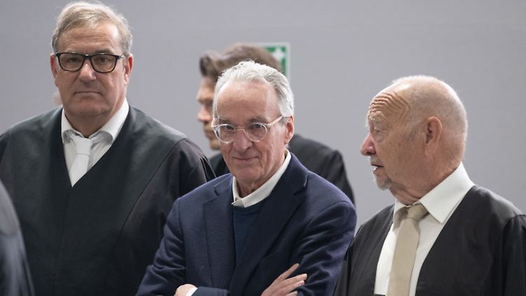 Gegen Heinrich XIII. Prinz Reuß (m.) wird derzeit vor dem Oberlandesgericht Frankfurt verhandelt. Gleichzeitig laufen die Ermittlungen weiter.  