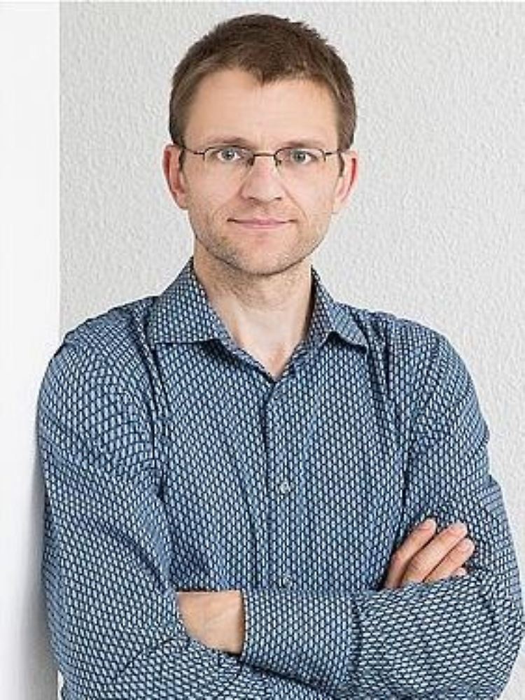 Michael Mutz ist Professor für Sozialwissenschaften des Sports an der Justus-Liebig-Universität Gießen und forscht unter anderem zur kollektiven Identifikation bei sportlichen Großereignissen.