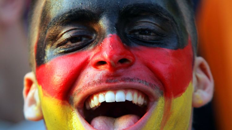 In großen Gruppen kann es zu emotionalen Ansteckungsprozessen kommen.