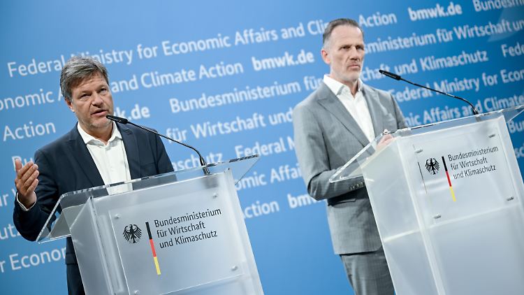 Die Entschädigung sei "ein wichtiger Schritt vor allem für die Menschen der Region", so Habeck auf einer Pressekonferenz mit Leag-Chef, Thorsten Kramer.