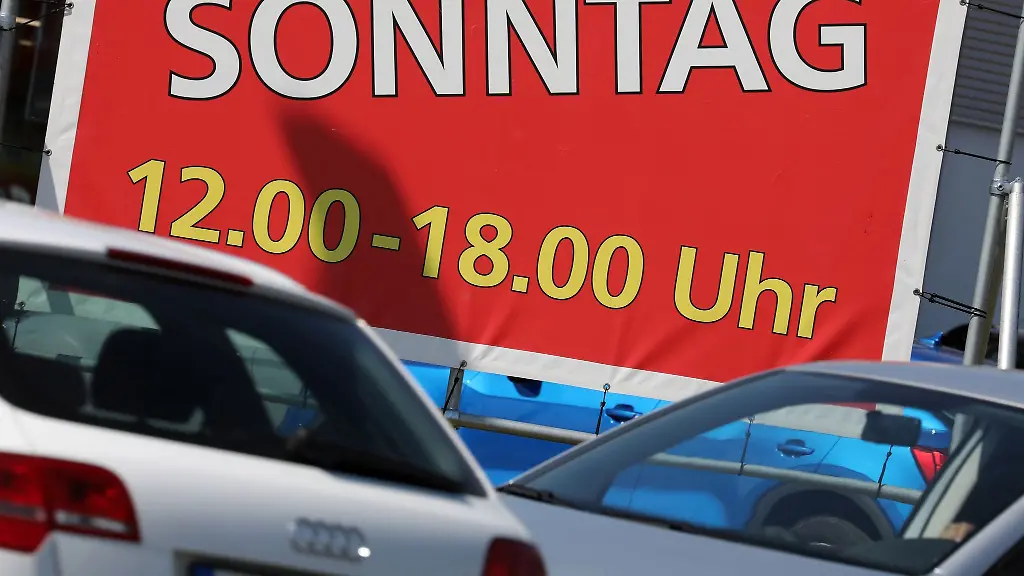 Das-Werbe-Transparent-vor-einem-Lebensmittelmarkt-informiert-ueber-die-Oeffnungszeiten-am-Sonntag