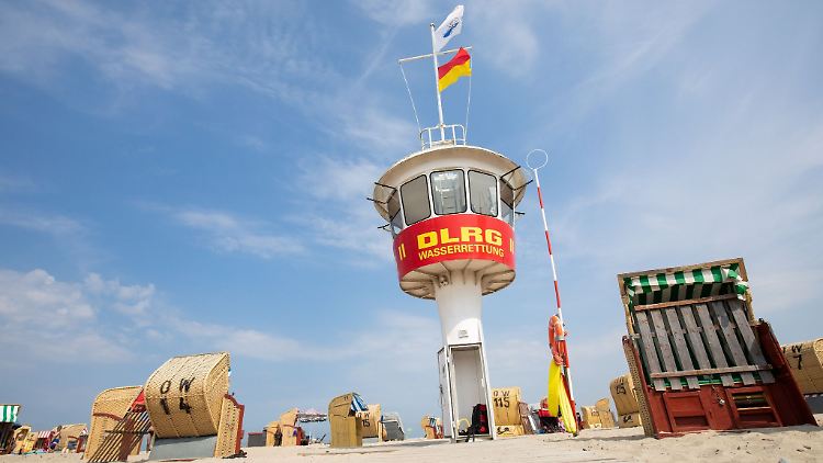 Ein Wachturm der DLRG-Wasserrettung an der Ostsee: Weht wie hier nur die gelb-rote Flagge, ist das Baden gefahrlos möglich.