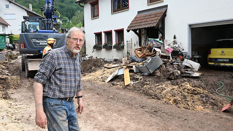 Werner Diggelmann steht vor den Trümmern, die aus seinem Haus geholt werden.