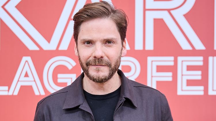 Daniel Brühl schlüpft für Disney+ in die Rolle von Karl Lagerfeld.