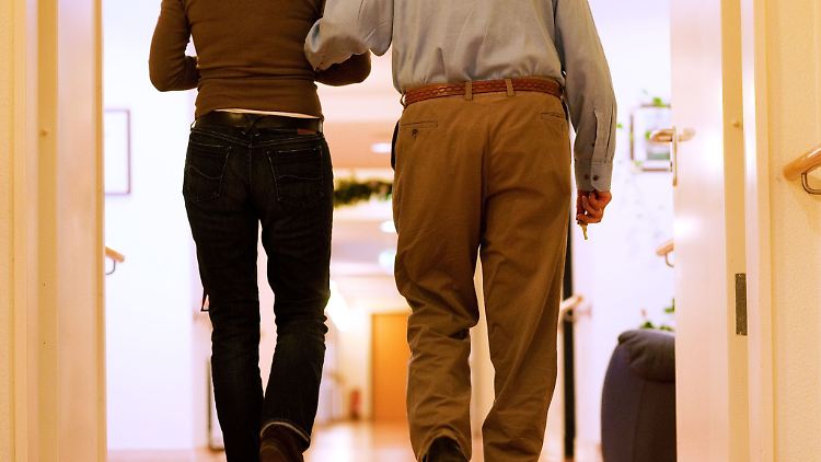 Besuche im Pflegeheim können für Angehörige emotional herausfordernd sein.