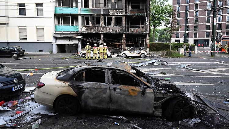 Der Brand hatte sich vom Erdgeschoss aus rasch in dem sechsstöckigen Haus ausgebreitet.