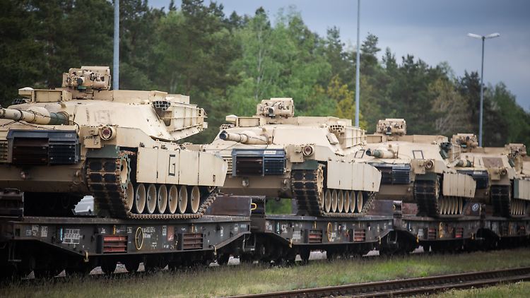 US-Panzer vom Typ Abrams-Panzer beim Transport per Zug in Deutschland.