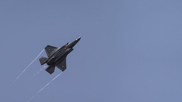 Der israelische Verteidigungsminister Joav Galant sagte, die Fähigkeiten der Kampfjets hätten "einen entscheidenden Einfluss auf nahe und ferne Arenen". Er werde US-Waffen aber nur in Einklang mit internationalem Recht einsetzen.
