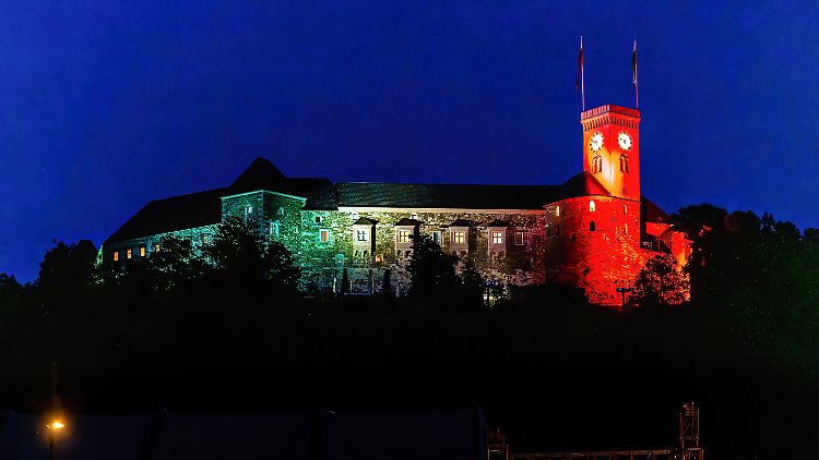 Die Burg von Ljubljana, angestrahlt in den Farben der Flagge Palästinas. Die Regierung Sloweniens hatte die Anerkennung Ende Mai beschlossen.