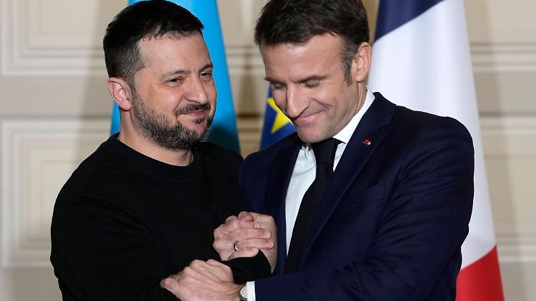 Der ukrainische Präsident, Wolodymyr Selenskyj (l), wird kommenden Freitag bei einem offiziellen Besuch in Frankreich den französischen Präsidenten, Emmanuel Macron, treffen.