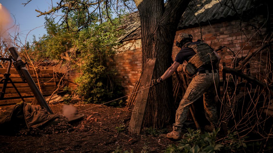 Ein ukrainischer Soldat feuert einen 120-mm-Mörser auf eine russische Stellung an der Frontlinie an einem nicht genannten Ort in der Region Donezk.