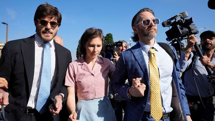 Amanda Knox kommt flankiert von ihrem Ehemann Christopher Robinson (r.) und ihrem Anwalt Luca Luparia Donati zum Gericht in Florenz. 