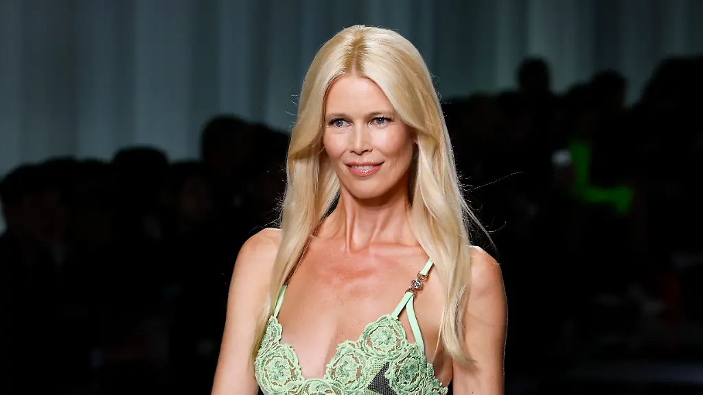 Claudia-Schiffer-feiert-Cover-Comeback-auf-der-Vogue