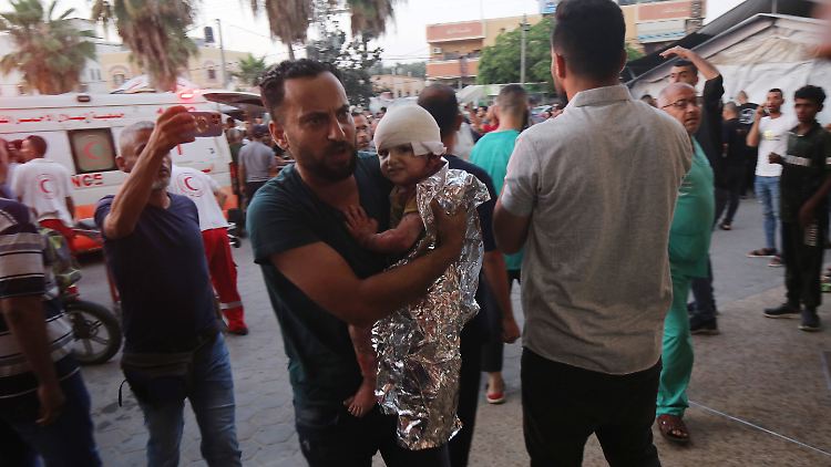 Bekommen derzeit kaum Hilfe von außen: Palästinenser im von Israel beschossenen Gazastreifen