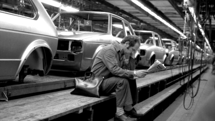Zeitweise wurden in Wolfsburg 3000 Golf am Tag gebaut, es gab fünf Montagelinien und drei Schichten. Heute sind es vier Linien und nur noch zwei Schichten und gebaut werden 1200 Golf-Autos pro Tag.