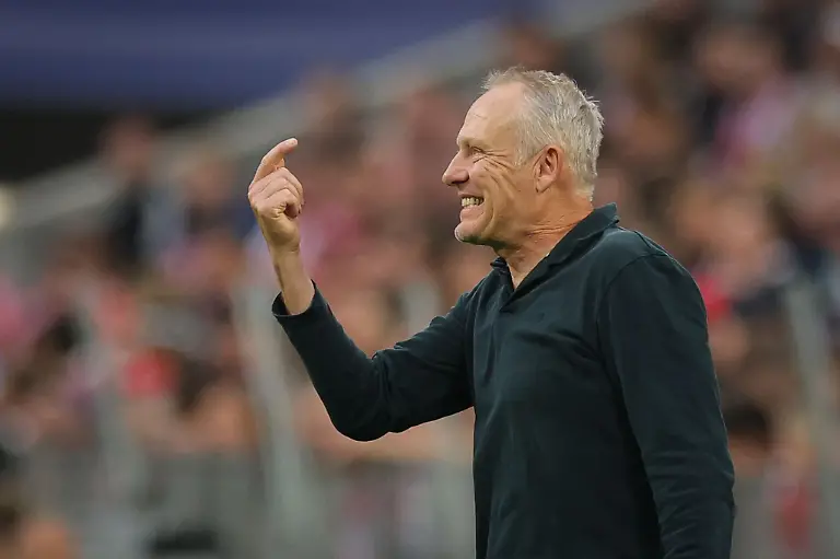 Freiburgs-Freiburgs-Trainer-Christian-Streich-gestikuliert-am-Spielfeldrand