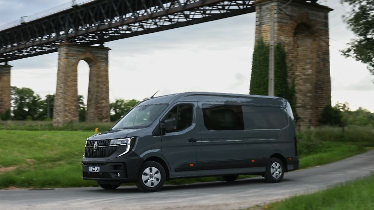 Renault bringt die nächste Generation des Master an den Start. Die vergleichsweise runde Front drückt den Luftwiderstand und steigert so die Reichweite. 