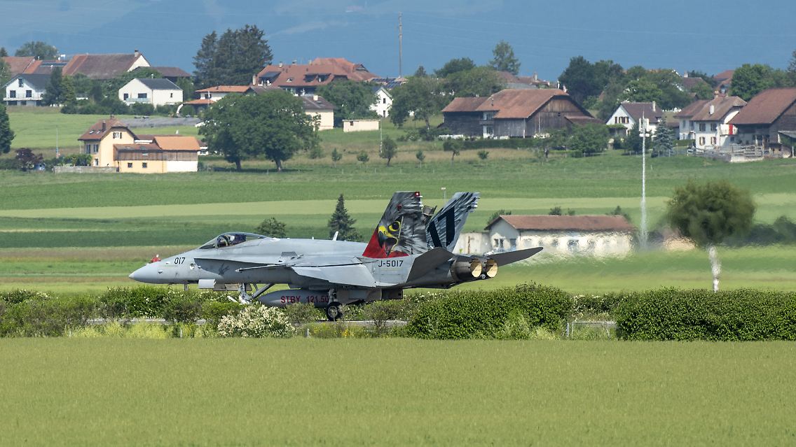 Der Kampfjet vom Typ F/A-18 setzt auf die Fahrbahn auf, die für die Übung mehrfach gereinigt wurde.