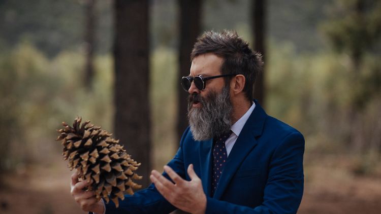Mark Oliver Everett alias "E" spricht offenbar auch schon mal mit Tannenzapfen über das Leben. 