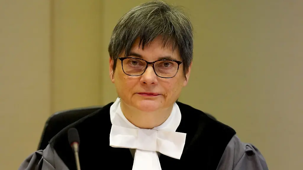 Christine-Fuchsloch-schaut-in-die-Kamera