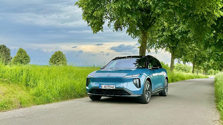 Nio EL6 - das SUV verfügt über jede Menge Sensorik. Die Scheinwerfer sehen futuristisch aus. LED-Matrix-Technologie ist serienmäßig.