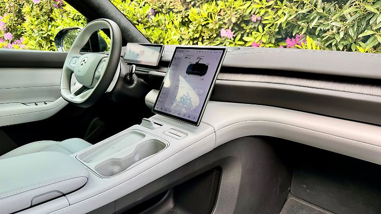 Das Interieur ist clean, aber irgendwie auch seelenlos. Ein bisschen mehr Charme bitte, liebes Nio-Team!