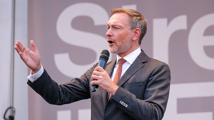 "Es ist ein Gebot der Fairness, den Steuertarif an die Inflation anzupassen", sagte Lindner.