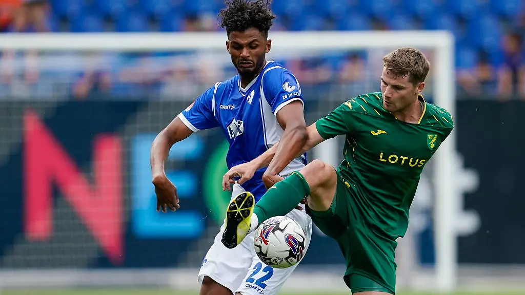 Darmstadts-Aaron-Seydel-l-und-Norwichs-Jacob-Lungi-Soerensen-kaempfen-um-den-Ball