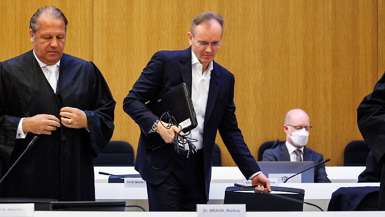 Ex-Wirecard-Chef Markus Braun (r.) steht im Oktober 2023 neben seinem Anwalt Alfred Dierlamm (l.) im Gerichtssaal in München. 